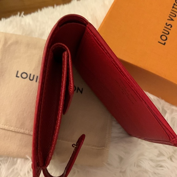 Louis Vuitton Epi Red wallet. Beautiful condition and comes with bag & a box - Picture 9 of 9
